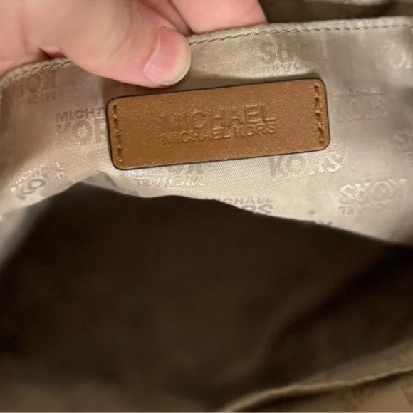 Michael Kors Jet Set Tote - Picture 10 of 11